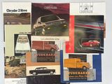 de nombreux types de brochures automobiles exposées sur le mur