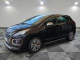 une voiture noire garée sur le sol en damier d'un garage