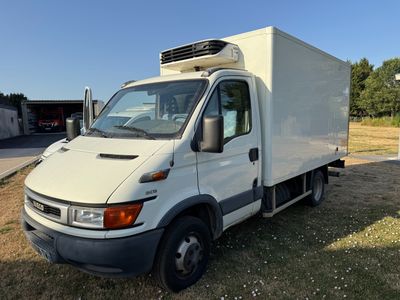un camion blanc garé dans l'herbe