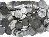 une pile de pièces d'argent posée sur une surface blanche