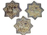 trois assiettes décoratives ornées de motifs bleus et blancs