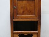 une vieille armoire en bois dotée d'une porte et d'une étagère au-dessus