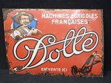 une vieille enseigne en tôle représentant une bouteille de bière sur fond noir