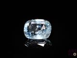 gros plan d'un diamant bleu sur une surface noire