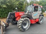 un tracteur rouge garé sur le bord de la route