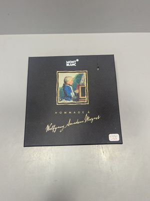 un album sur lequel figure la photo d'un homme assis à un bureau