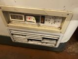 un climatiseur sale posé dans un coin de la pièce