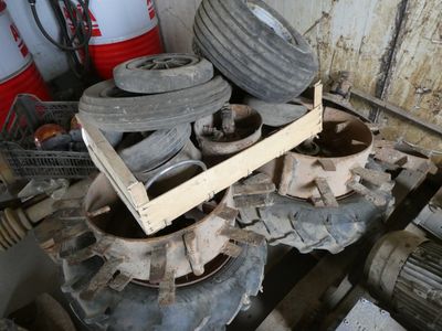 un tas de vieux pneus et d'autres machines dans un garage