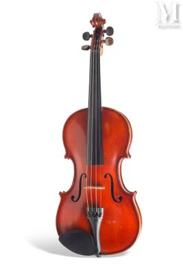 une image représentant un violon posé sur une surface blanche
