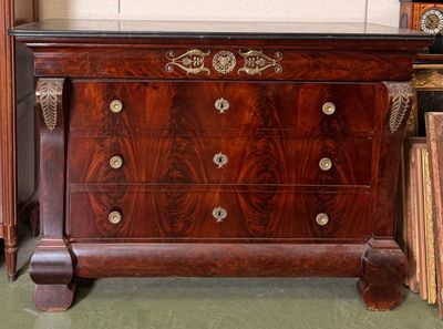 une commode sur laquelle est posée une horloge