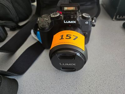 a camera that is sitting on a table next to a bag