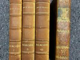 trois vieux livres sont alignés par terre, les uns à côté des autres