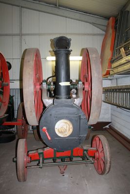 une vieille machine à vapeur qui trône dans le garage d'un immeuble
