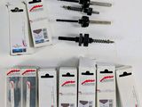 un grand nombre d'outils posés sur une table