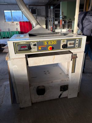 une machine qui se trouve à l'intérieur d'un bâtiment