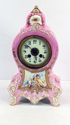 LONGWY, PENDULE de forme neuchateloise en en faïence à fond …