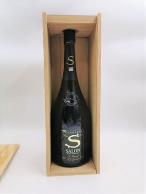 la bouteille de vin se trouve dans un coffret en bois posé sur la table