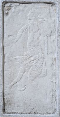 un gros plan sur une plaque en pierre représentant une femme
