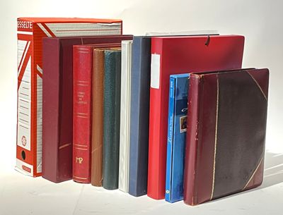 1 gros carton avec à l'intérieur : 1 livre de l'année, des d…