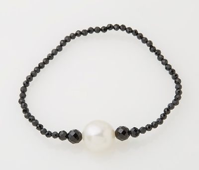 Bracelet en spinelles noires orné d'une perle baroque blanch…