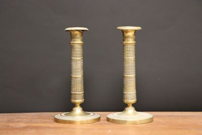 Paire de bougeoirs en bronze ciselé.
