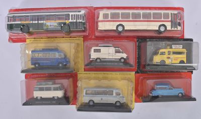 six modèles différents d'autobus et de voitures dans une vitrine