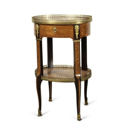 une photo d'une table d'appoint avec un plateau en verre