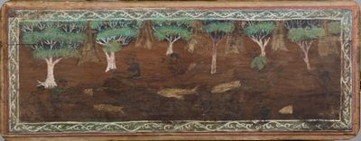 une boîte ornée d'un tableau, posée sur une table