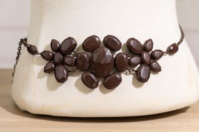 un gros plan d'un collier porté par un mannequin