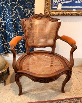 une chaise placée devant un tableau