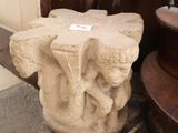 un socle en pierre au milieu d'une pièce