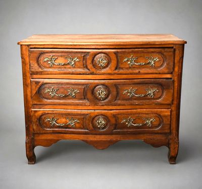 une vieille commode en bois avec des sculptures ornementales sur les tiroirs