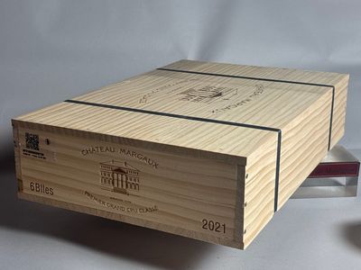 une boîte en bois posée sur une table