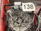 deux ventilateurs posés sur une étagère dans un magasin