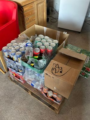 un chariot rempli de sodas et de canettes posé par terre