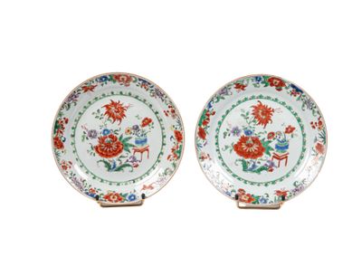 paire d'assiettes chinoises de style « famille » ornées de fleurs et d'oiseaux