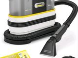 Nettoyeur vapeur Karcho avec ses accessoires, sur fond blanc