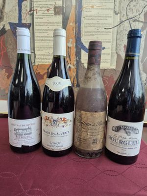 Un lot comprenant quatre bouteilles: