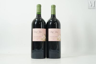 deux bouteilles de vin posées l'une à côté de l'autre sur une table