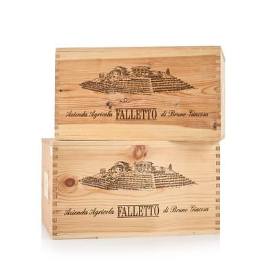 deux caisses en bois sur lesquelles figurent différents types de vin