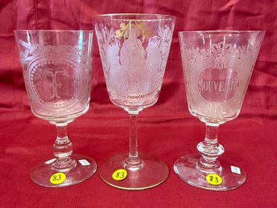 trois verres posés sur une nappe rouge, avec des étiquettes de prix dessus