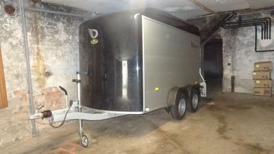 une photo d'une remorque dans un garage