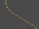 un collier en or dont la chaîne a été coupée en deux