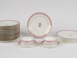 un grand nombre d'assiettes et de tasses posées sur une table