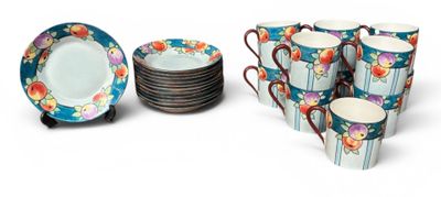 un grand nombre d'assiettes et de tasses posées sur une table