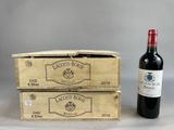 une bouteille de vin à côté de deux cartons de vin