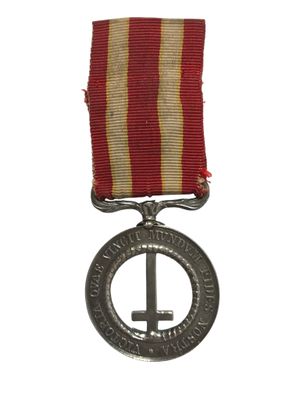 Gros plan sur une médaille ornée d'une croix