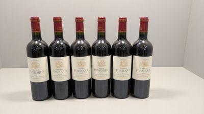 six bouteilles de vin rouge sont alignées sur une table