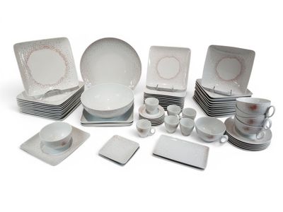 beaucoup d'assiettes et de tasses blanches sur la table