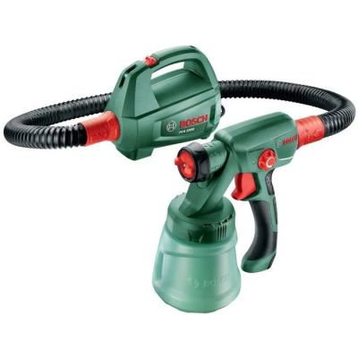un pistolet de peinture vert muni d'un tuyau